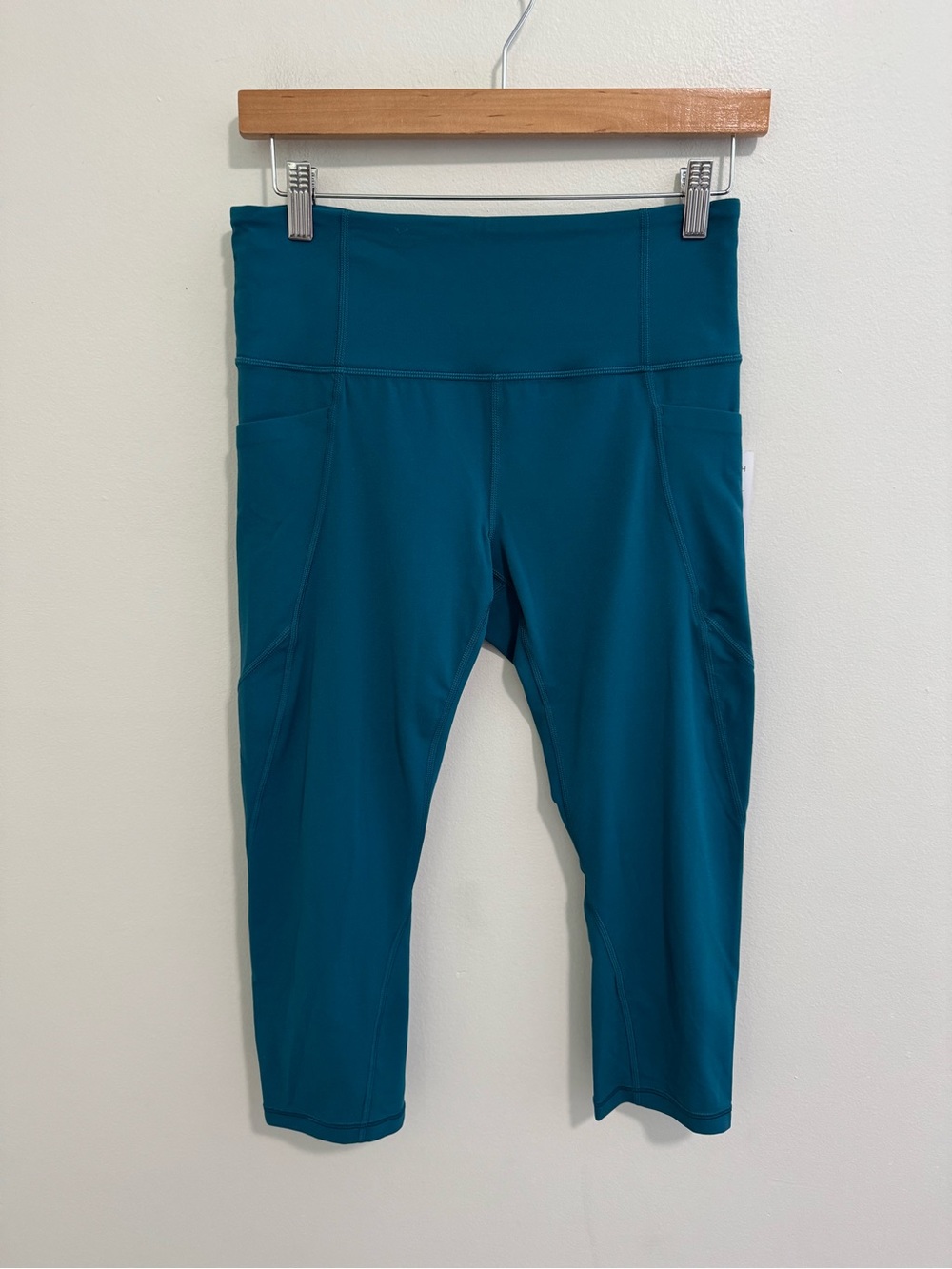 Athleta NWT Salutation Stash Pocket Capri